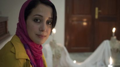 Khadija mira al futuro de la mujer musulmana con esperanza.