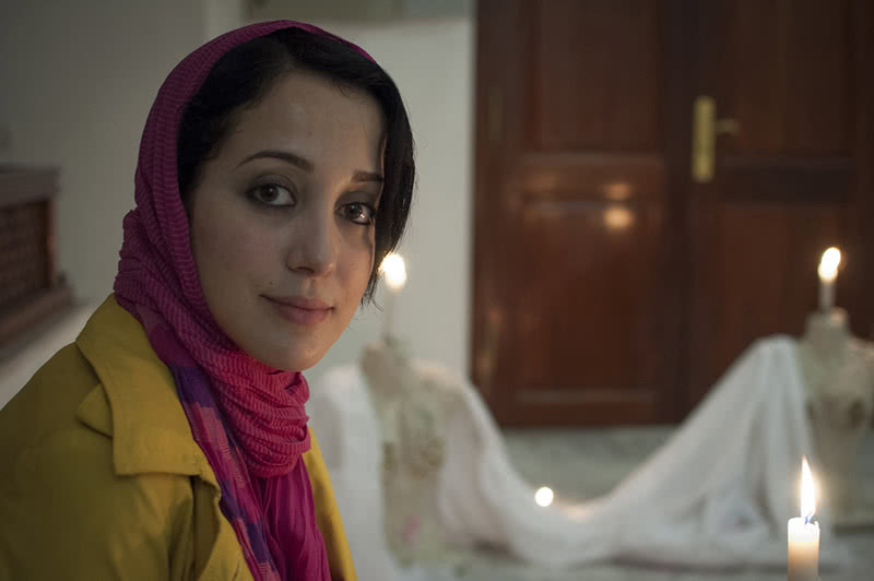 Khadija mira al futuro de la mujer musulmana con esperanza.