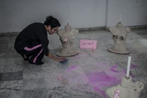 Khadija trabajando en su obra.