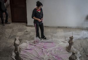 La artista feminista retoca su performance minutos antes de que empiece la exposición.