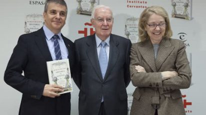 En el centro, el director del Instituto Cervantes, Víctor García de la Concha. A su lado, Francisco Moreno Fernández, autor del libro, y la directora general de la editorial Espasa, Ana Rosa Semprún. Foto: Instituto Cervantes.