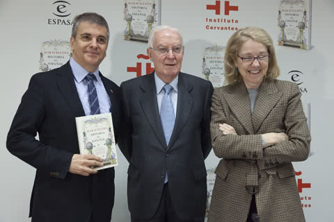 En el centro, el director del Instituto Cervantes, Víctor García de la Concha. A su lado, Francisco Moreno Fernández, autor del libro, y la directora general de la editorial Espasa, Ana Rosa Semprún. Foto: Instituto Cervantes.
