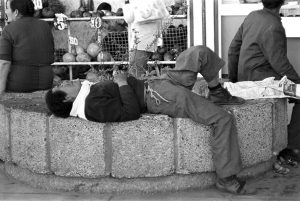 Paz Errázuriz. Dormidos X, de la serie Los dormidos, 1979.