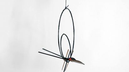 Moisès Villèlia. 35.11. Mòbil de bambú pintat, filferro i fil lacat. 1986. 112 x 42 x 42 cm.