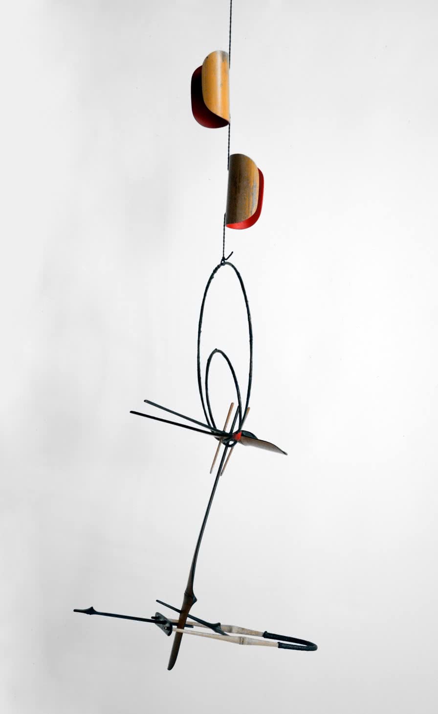 Moisès Villèlia. 35.11. Mòbil de bambú pintat, filferro i fil lacat. 1986. 112 x 42 x 42 cm.