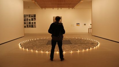 Vista de la exposición Looking at the world around you. Contemporary works from Qatar Museums. Sala de Arte Santander. Foto: Luis Martín.