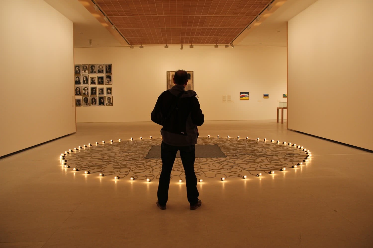 Vista de la exposición Looking at the world around you. Contemporary works from Qatar Museums. Sala de Arte Santander. Foto: Luis Martín.
