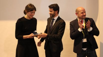 Leonor Serrano Rivas acepta el Premio Solán de Cabras de Arte Joven por su instalación Movimiento armónico. ARCOmadrid 2016. Foto: Luis Martín.