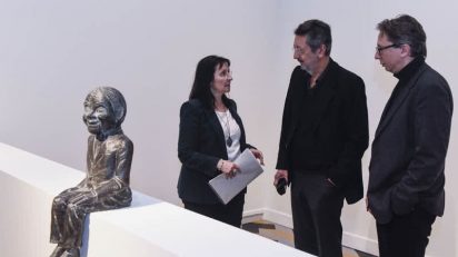 La directora general adjunta de la Fundación Bancaria ”la Caixa”, Elisa Durán; Julião Sarmento y el director del MACBA, Ferran Barenblit.