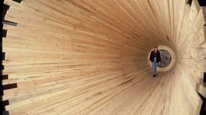 Cildo Meireles. Entrevendo. 1970-1994 (2013). Fusta, ventilador amb calefactor, gel i congelador. 200-300 cm de diàmetre x 900 cm de longitud. Col•lecció MACBA. Fundació MACBA. Col•lecció Fundación Repsol. © Cildo Meireles, 2016. Foto: Ben Blackwell.