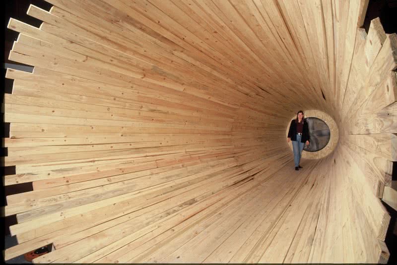 Cildo Meireles. Entrevendo. 1970-1994 (2013). Fusta, ventilador amb calefactor, gel i congelador. 200-300 cm de diàmetre x 900 cm de longitud. Col•lecció MACBA. Fundació MACBA. Col•lecció Fundación Repsol. © Cildo Meireles, 2016. Foto: Ben Blackwell.