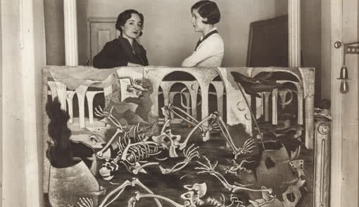 Maruja Mallo con Josefina Carabias, apoyada sobre su óleo Antro de fósiles, Madrid, 1931.