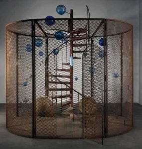 Louise Bourgeois. Celda (La última subida) [Cell (The Last Climb)], 2008. Acero, vidrio, goma, hilo y madera. 384,8 x 400,1 x 299,7 cm. Collection National Gallery of Canada, Ottawa. Foto: Christopher Burke. © The Easton Foundation / VEGAP, Madrid.