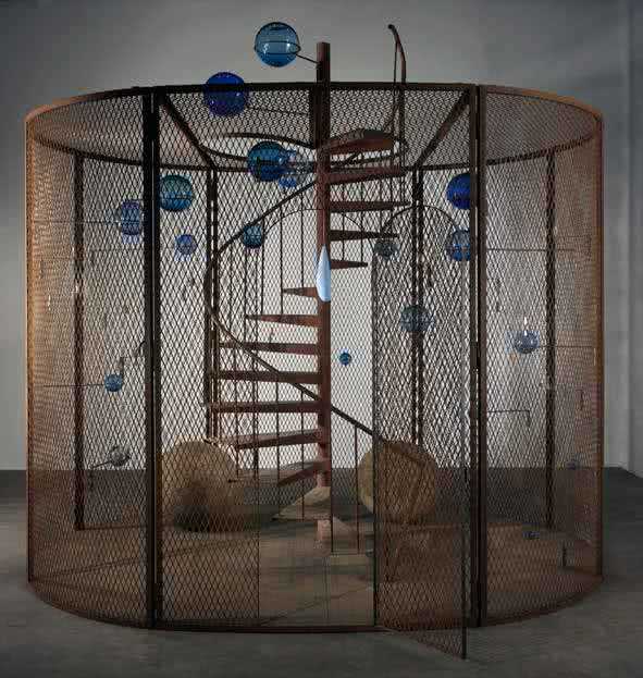 Louise Bourgeois. Celda (La última subida) [Cell (The Last Climb)], 2008. Acero, vidrio, goma, hilo y madera. 384,8 x 400,1 x 299,7 cm. Collection National Gallery of Canada, Ottawa. Foto: Christopher Burke. © The Easton Foundation / VEGAP, Madrid.