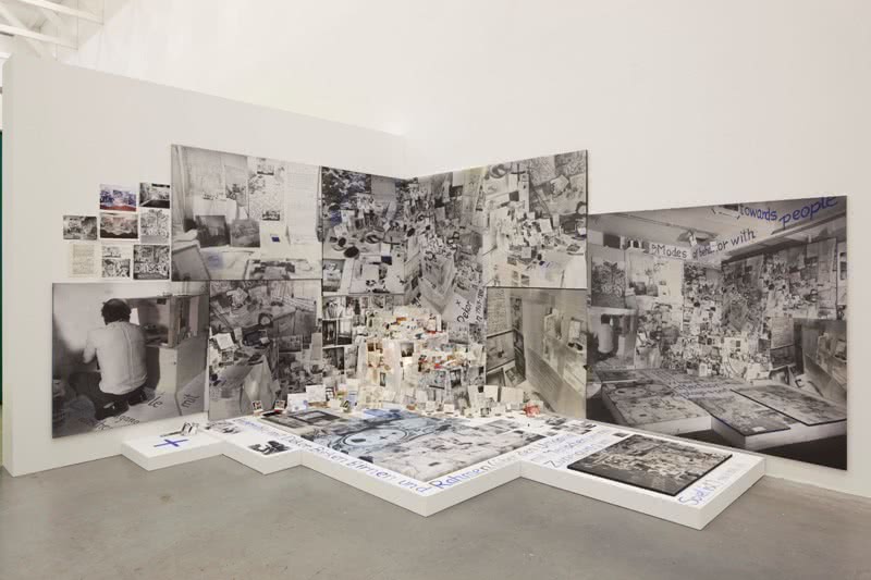 Anna Oppermann. 'Sucedáneo de problema a través del ejemplo de las habas', 1968-1997. Instalación. Fotografía Nils Klinger. Cortesía de la artista y Galerie Barbara Thumm, Berlin y CA2M.