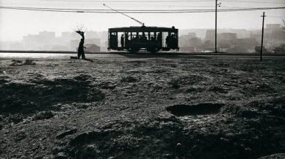 ‘Tranvía en el paseo de Extremadura’, Madrid, 1959. © Archivo Paco Gómez / Fundació Foto Colectania.