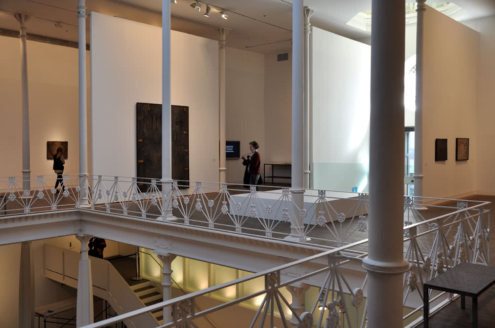 Imagen de sala de 'Antoni Tàpies. Col·lecció, 1955-1965'. (c) Fundació Antoni Tàpies, Barcelona, 2016.