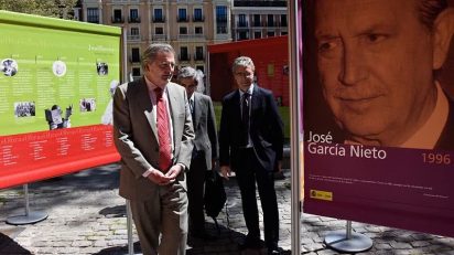 El ministro de Educación, Cultura y Deporte, Íñigo Méndez de Vigo, en la inauguración de la exposición ’40 años del Premio de Literatura en Lengua Castellana Miguel de Cervantes 1976-2016’.
