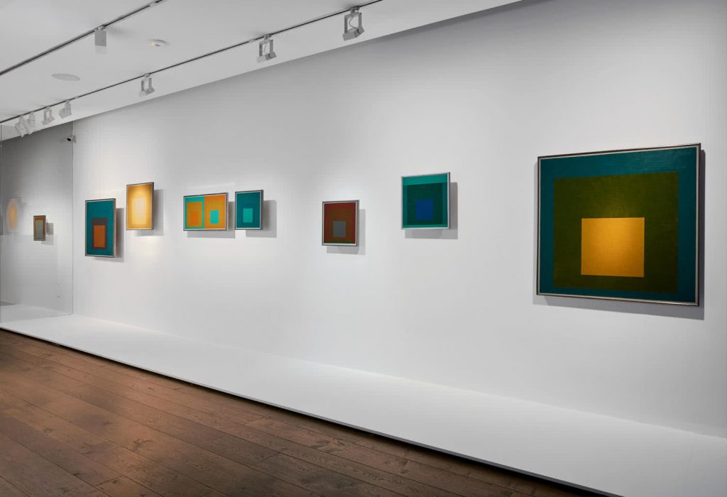 Vista de la exposición de Josef Albers en la Galería Cayón.