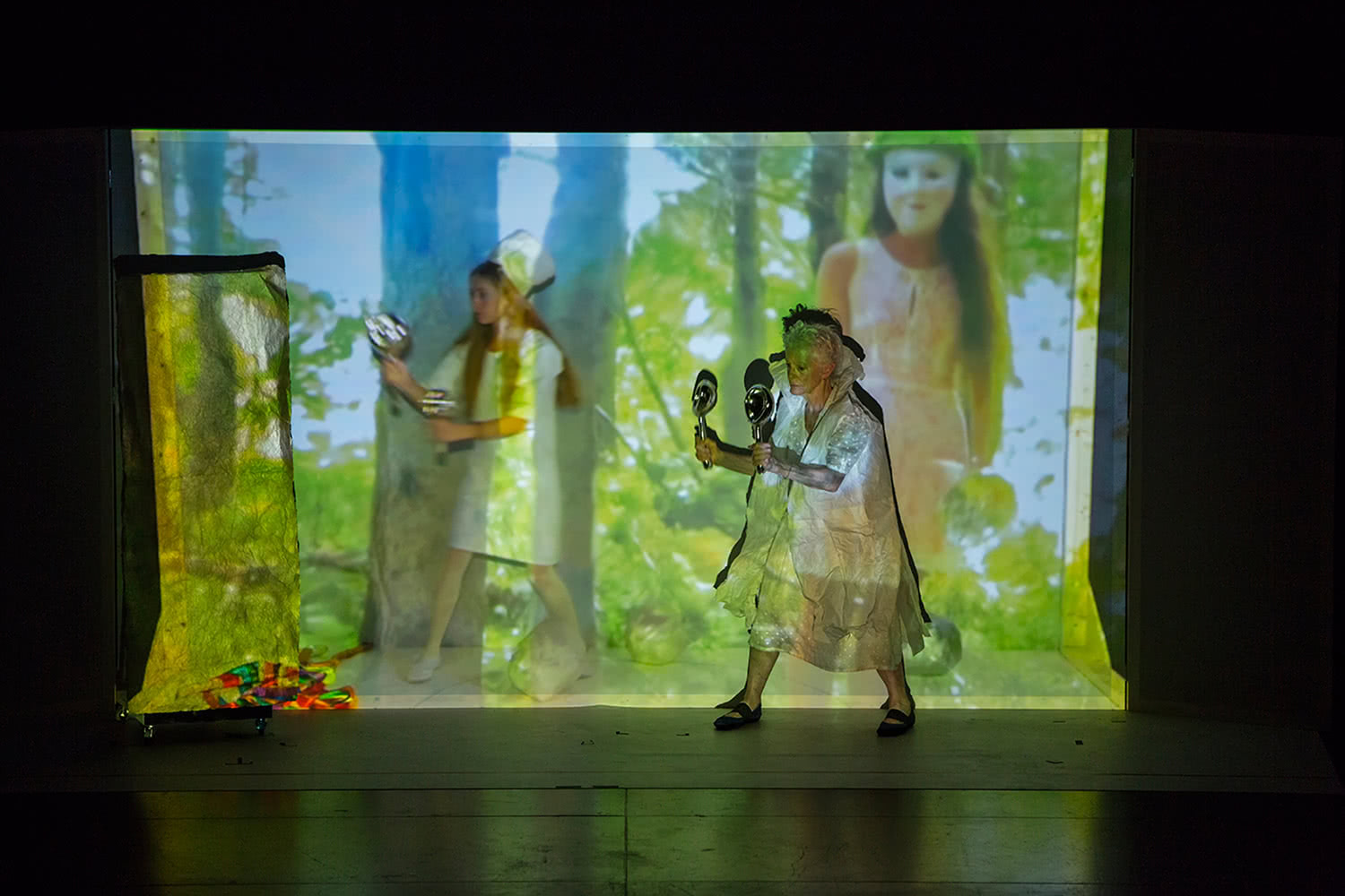 Joan Jonas. Documentación de la performance video "They Come to Us without a Word II", Pabellón de los EE.UU., 56ª Bienal de Venecia, 2015. Fotografía de Moira Ricci. Imagen cortesía de la artista y Gavin Brown´s Enterprise.