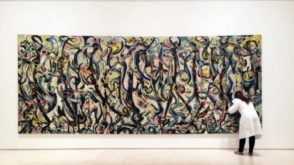 Una restauradora del Museo Picasso Málaga examina 'Mural' de Jackson Pollock a su llegada a la pinacoteca malagueña en donde se expone hasta el mes de septiembre © Museo Picasso Málaga.