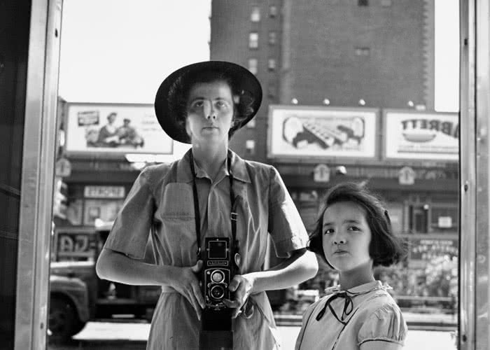 Autorretrato, Nueva York, 1953. © Vivian Maier/Maloof Collection, Cortesía Howard Greenberg Gallery, Nueva York.