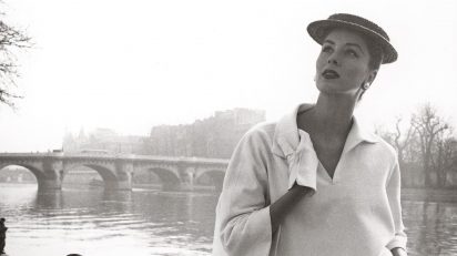 Louise Dahl-Wolfe. Suzy Parker en el Sena, traje de Balenciaga. París, Francia, 1953.
