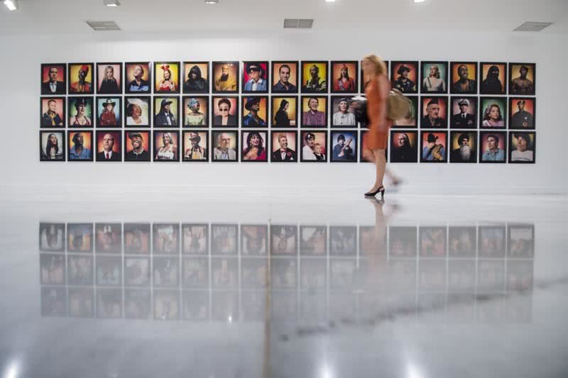 Exposición 'Caleidoscopio y Rompecabezas' en el CAAM. Obra de Andres Serrano.