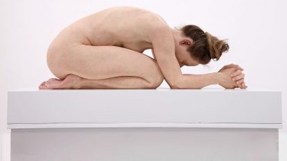 Sam Jinks (Bendigo, Australia, 1973). Untitled (Kneeling Woman) [Sin título (Mujer arrodillada)], 2015. Silicona, pigmentos, resina y cabello, 30 x 72 x 28 cm. © Sam Jinks. Cortesía del artista y de Sullivan+Strumpf, Sydney.