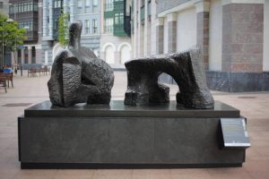 Figura reclinada en dos piezas núm. 2, 1960. Edición en bronce de 7 + 1. Longitud: 259 cm. Firma: grabada Moore, 0/7. Fundación Henry Moore: donación del artista en 1977.