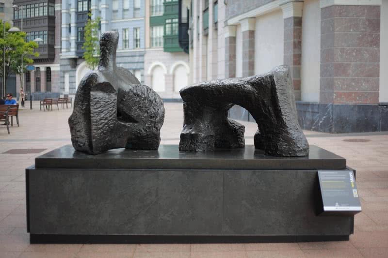 Figura reclinada en dos piezas núm. 2, 1960. Edición en bronce de 7 + 1. Longitud: 259 cm. Firma: grabada Moore, 0/7. Fundación Henry Moore: donación del artista en 1977.