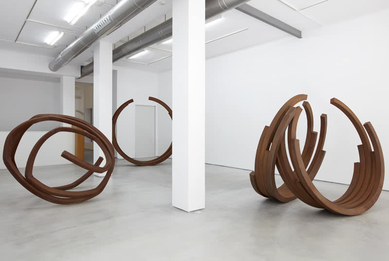 Bernar Venet en la Galería Cayón.