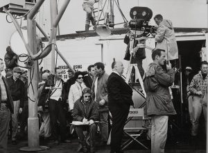 Alfred Hitchcock en el rodaje de Los pájaros (1963) © UNIVERSAL PICTURES Album.