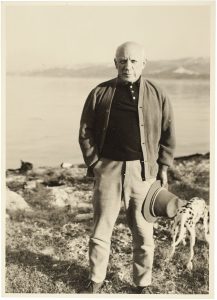 Jacqueline Roque. Pablo Picasso con perro, 1955.