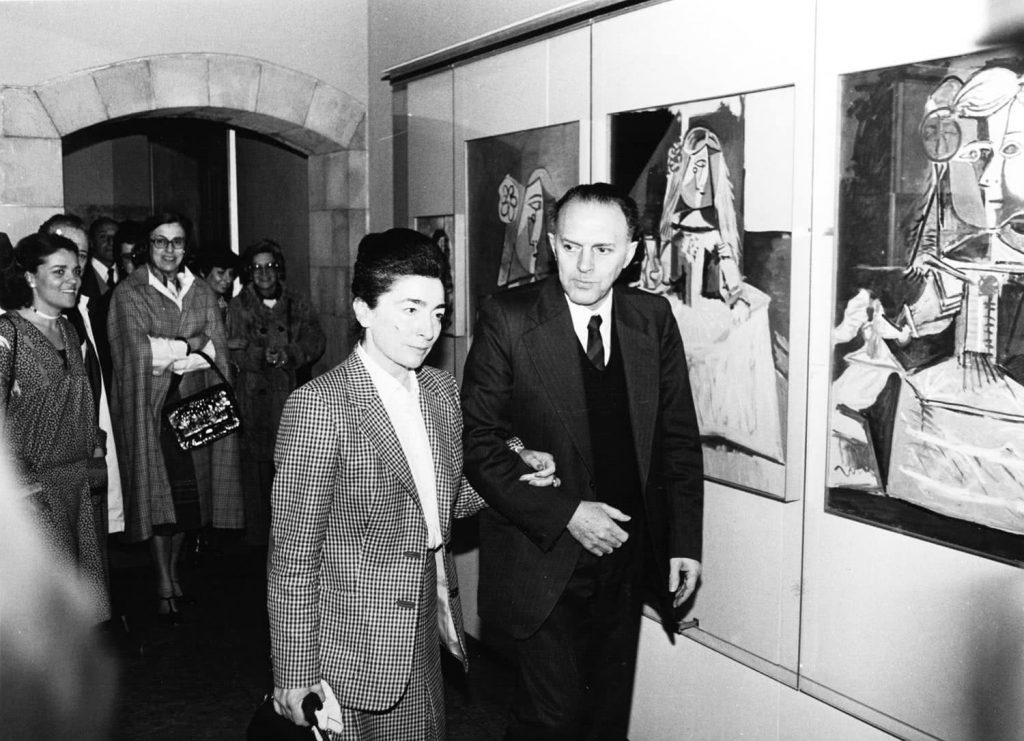Eduard Olivella. Jacqueline Picasso con Joan Ainaud en su primera visita al Museu Picasso. Barcelona, 13 de marzo de 1978.