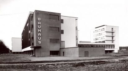 Lucia Moholy, Bauhaus Dessau: Werkstattgebäude von Südwesten, um 1926 © Lucia Moholy, Bauhaus-Archiv Berlin.