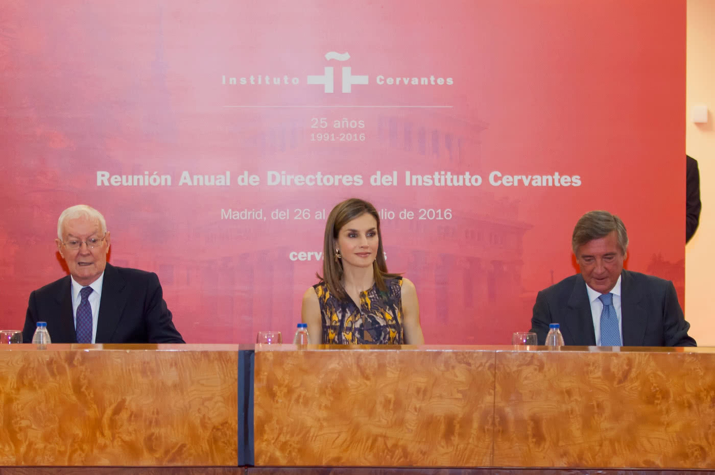 La Reina, durante la sesión de trabajo, junto al director del Instituto Cervantes y el subsecretario de Asuntos Exteriores y de Cooperación. © Instituto Cervantes / Juanjo del Río.