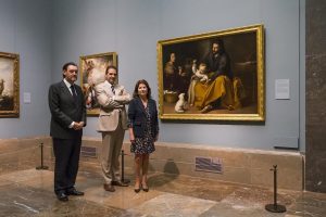 Miguel Zugaza, director del Museo del Prado; Gabriele Finaldi, comisario de ambos proyectos expositivos; y Anabel Morillo, directora general de la Fundación Focus, junto a la Sagrada Familia del pajarito de Murillo. Foto: © Museo Nacional del Prado.
