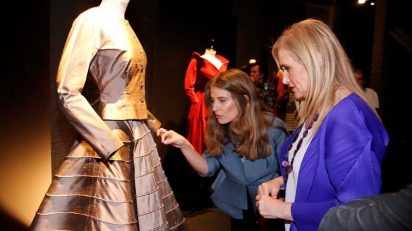 Cristina Cifuentes visita la exposición 'Jesús del Pozo' guiada por su comisaria, Esperanza García Claver. Foto: D. Sinova / Comunidad de Madrid.