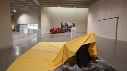 Vista de la exposición Actuar o perecer. Gustav Metzger – Una retrospectiva. MUSAC.