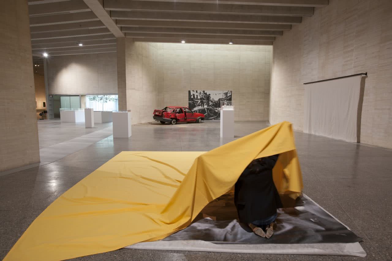 Vista de la exposición Actuar o perecer. Gustav Metzger – Una retrospectiva. MUSAC.