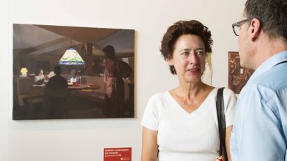 La directora de la Oficina de Cultura y Turismo, Anunciada Fernández de Córdova, posa junto a la obra ganadora de Pere Llobera.