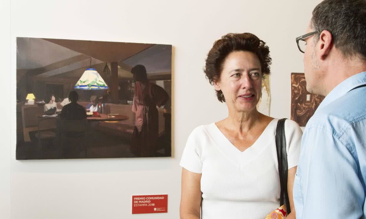 La directora de la Oficina de Cultura y Turismo, Anunciada Fernández de Córdova, posa junto a la obra ganadora de Pere Llobera.