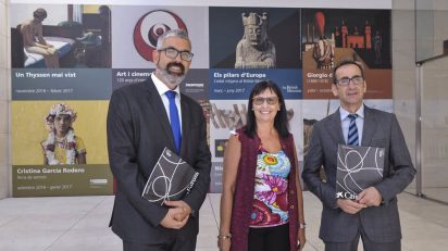 El director del Área de Cultura de la Fundación Bancaria ”la Caixa”, Ignasi Miró; la directora general adjunta de la Fundación Bancaria ”la Caixa”, Elisa Durán; y el director de CaixaForum Barcelona, Valentí Farràs, en la presentación de la programación del centro cultural de la entidad en la ciudad para la próxima temporada.