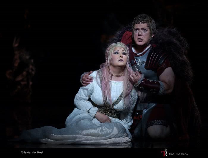 Adalgisa (Karine Deshayes) y Pollione (Gregory Kunde). © Javier del Real / Teatro Real.