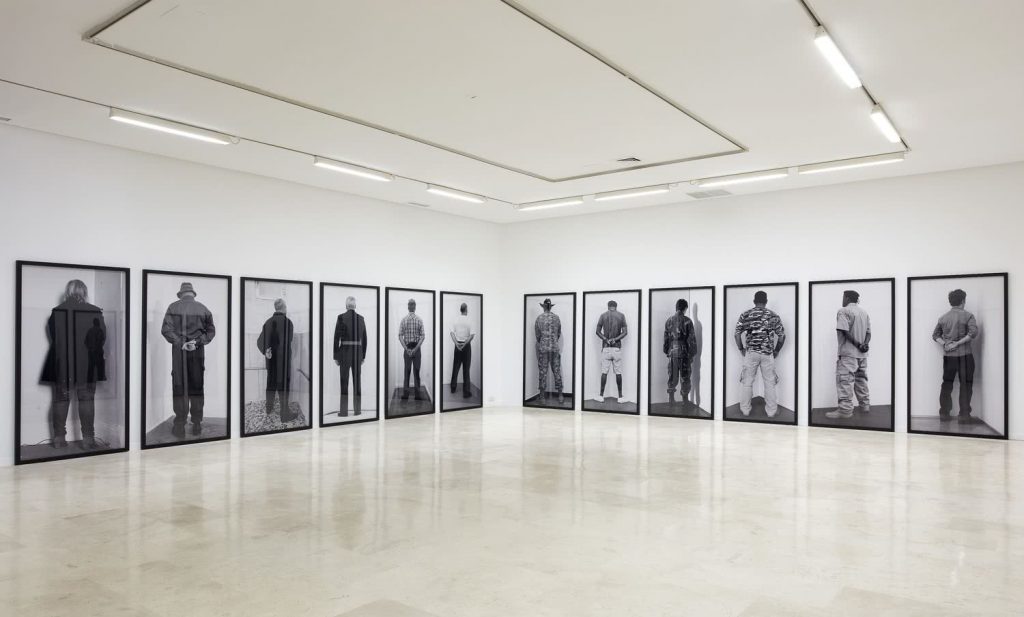 Santiago Sierra. 25 Veteranos, 2.205 Crímenes de Estado.