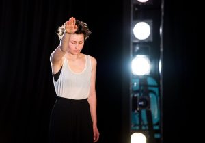 Situación con brazo en alto, de Oliver Zahn. Foto: Alex Brenner.