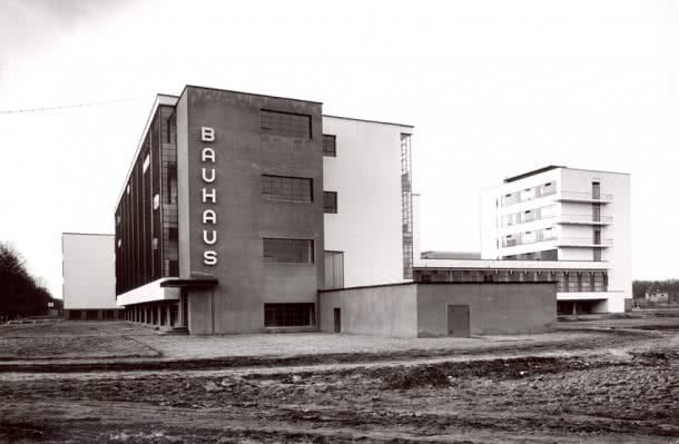 Lucia Moholy, Bauhaus Dessau: Werkstattgebäude von Südwesten, um 1926 © Lucia Moholy, Bauhaus-Archiv Berlin.