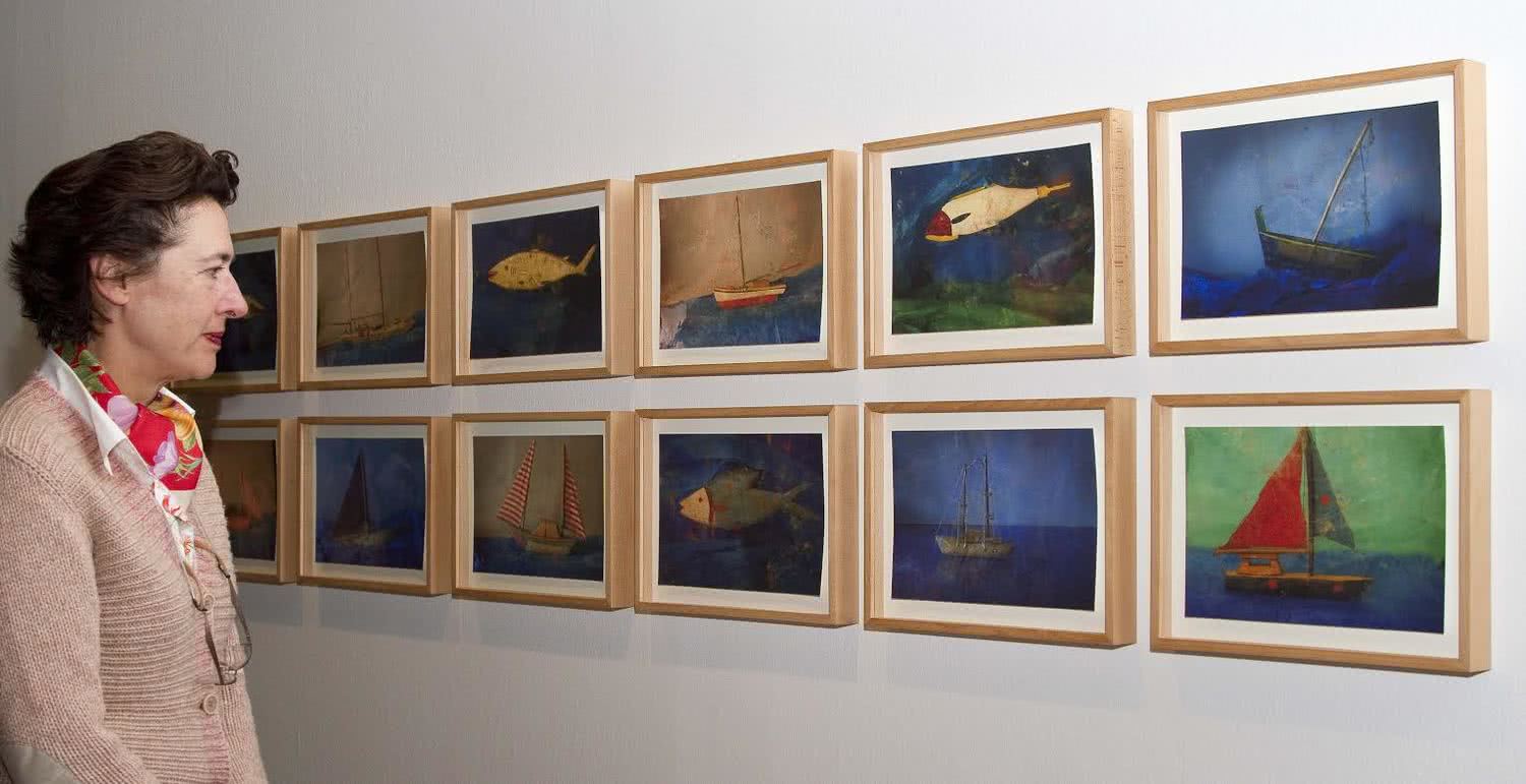 Anunciada Fernández de Córdova, directora de la Oficina de Cultura y Turismo, en la exposición Toni Catany. Cuando ir era volver, en la Sala Canal de Isabel II.