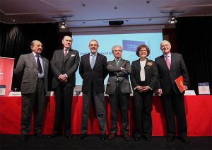 Desde la izquierda, los exdirectores Sánchez-Albornoz, Santiago de Mora-Figueroa, Fernando R. Lafuente, César Antonio Molina y Carmen Caffarel, y el director desde 2012, Víctor García de la Concha.